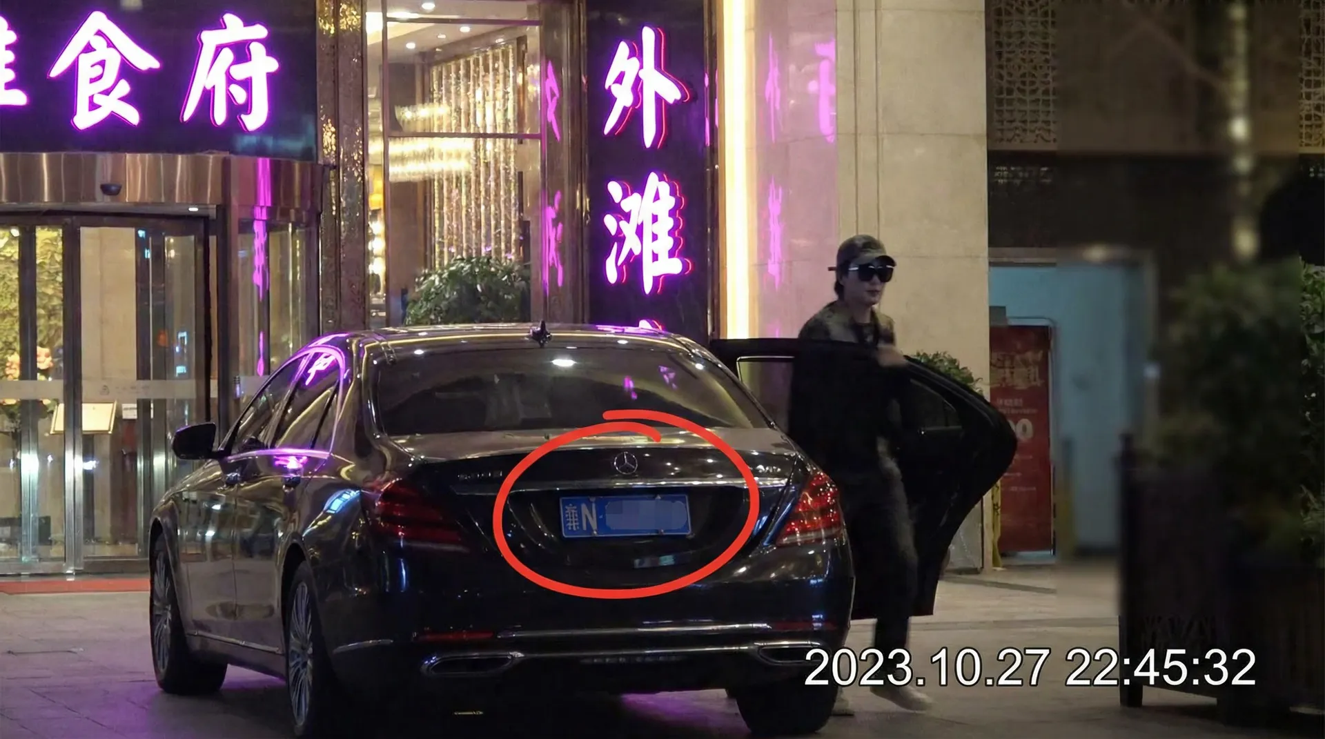 吃瓜社区-吃瓜社区在线观看::全网独家吃瓜社区合集 - 豪车餐厅外偷拍